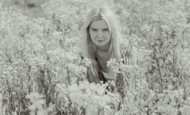 Sıradan kadın kıyafetleri koleksiyonu. Avrupalı sarışın kadın tarzı elbise. Doğuştan güzel bir kadın.