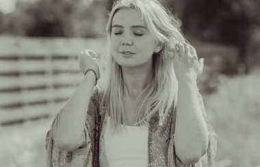 Sıradan kadın kıyafetleri koleksiyonu. Avrupalı sarışın kadın tarzı elbise. Doğuştan güzel bir kadın.