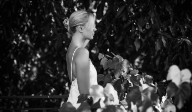 Kadınsı genç bayanın şefkatli çizimi. Beyaz ipek elbiseli romantik fotoğrafçı kadın. Kadınlar için prosedür