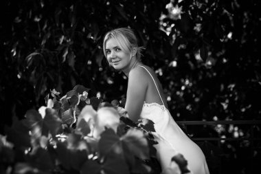 Kadınsı genç bayanın şefkatli çizimi. Beyaz ipek elbiseli romantik fotoğrafçı kadın. Kadınlar için prosedür