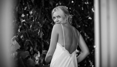 Kadınsı genç bayanın şefkatli çizimi. Beyaz ipek elbiseli romantik fotoğrafçı kadın. Kadınlar için prosedür