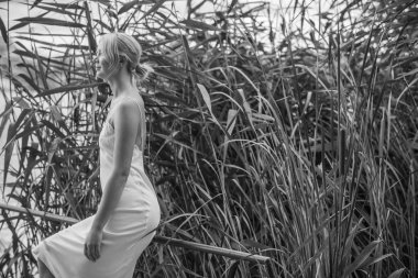 Kadınsı genç bayanın şefkatli çizimi. Beyaz ipek elbiseli romantik fotoğrafçı kadın. Kadınlar için prosedür