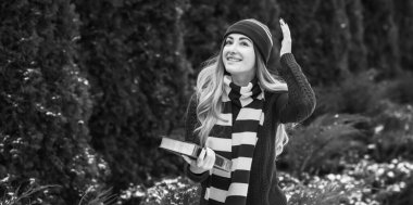 Cadılar Bayramı partisi, maskeli balo, kostüm, insan kıyafeti. Büyücüler ve büyücüler okulundan bir cadı.