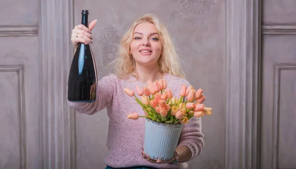 Nette Glückliche Frau Feiern Mit Einer Flasche Champagner Und Blumen — Stockfoto