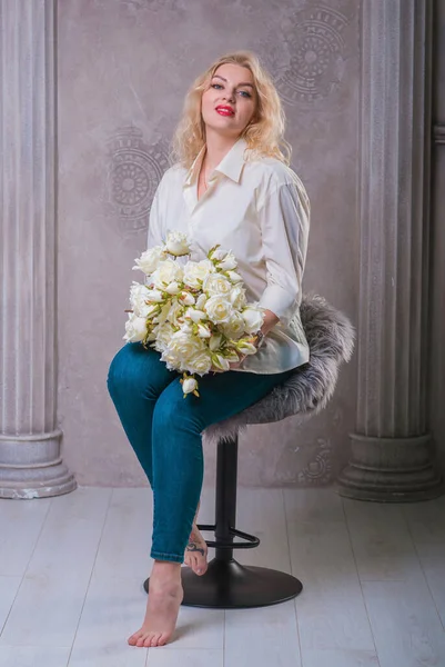 花の花束を持つ美しいヨーロッパの女性 公開ロマンチックなムード — ストック写真