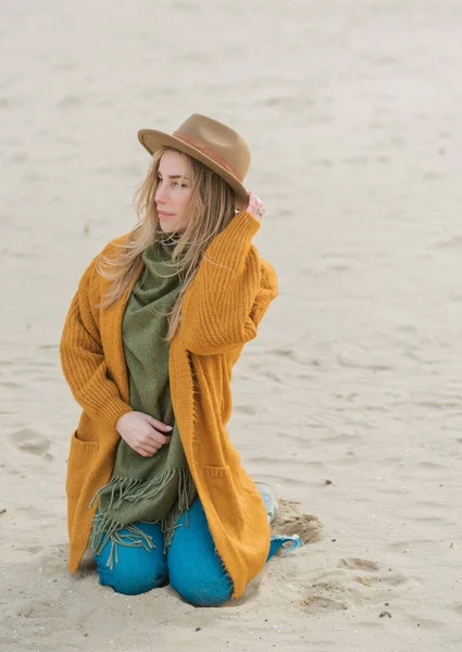 Woman Wool Yellow Cardigan Fedora Hat Blue Jeans Beach New — Foto de Stock