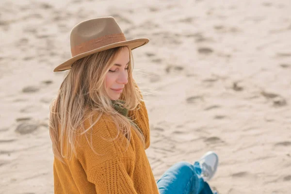 Woman Wool Yellow Cardigan Fedora Hat Blue Jeans Beach New — Photo