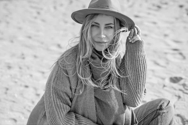 Donna Cardigan Giallo Lana Cappello Fedora Blue Jeans Spiaggia Nuova — Foto Stock