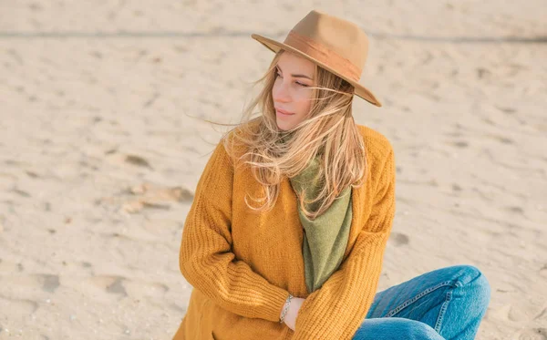 Woman Wool Yellow Cardigan Fedora Hat Blue Jeans Beach New — 图库照片