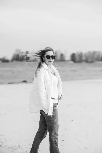 Beyaz Ceketli Kadın Güneş Gözlüğü Kumsalda Kot Pantolon Yeni Koleksiyon — Stok fotoğraf