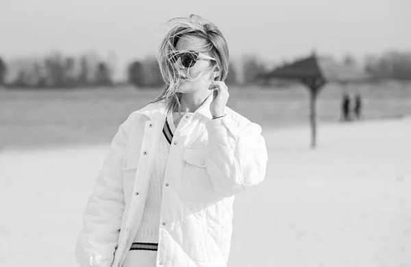 Kvinna Vit Jacka Solglasögon Och Blå Jeans Stranden Kollektion Trendig — Stockfoto