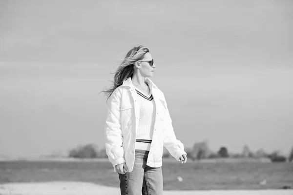 Mulher Jaqueta Branca Óculos Sol Jeans Azuis Praia Nova Coleção — Fotografia de Stock
