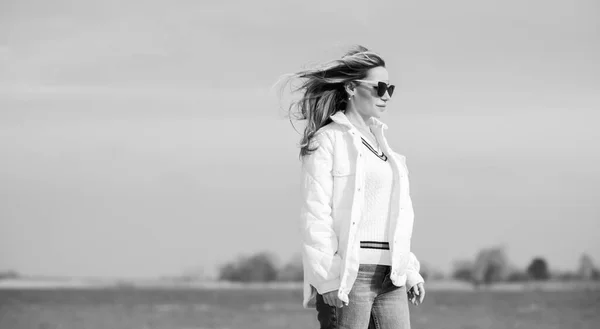 ビーチで白いジャケット サングラス 青いジーンズの女性 新しいコレクション ファッショナブルなトレンド — ストック写真