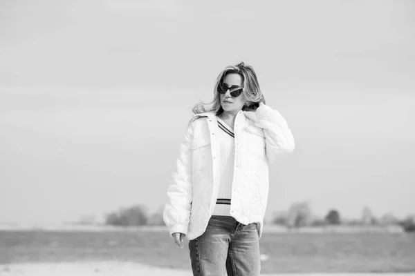Mulher Jaqueta Branca Óculos Sol Jeans Azuis Praia Nova Coleção — Fotografia de Stock