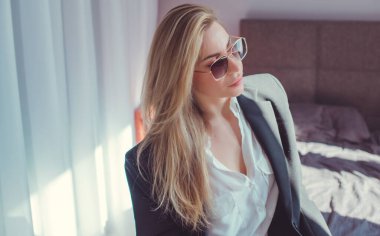Takım elbiseli şık bir kadın, kadın güzelliği konsepti, modern unisex modası.