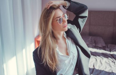 Takım elbiseli şık bir kadın, kadın güzelliği konsepti, modern unisex modası.