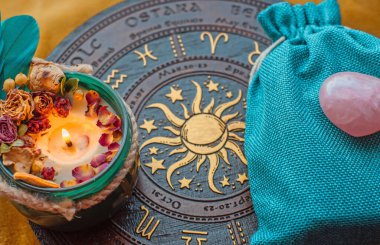 Mihrapta mum yanar, mumlar arasında sihir, temiz negatif enerji, cadı kavramı.