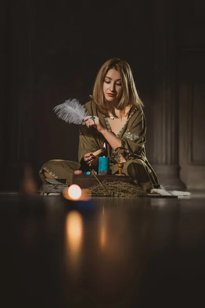 女人坐着祭坛 蜡烛中的魔法 干净的消极能量 灵气会议 邪恶的概念 — 图库照片