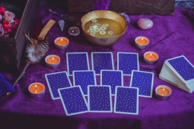 Esrarengiz sahneler, sunaktaki mumlar, kehanetler, kader ve kahin. 