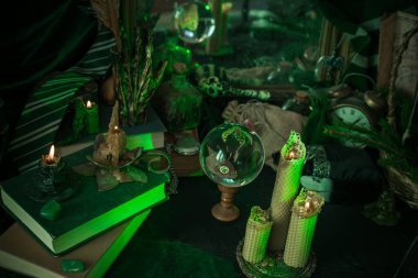 Esrarengiz sahneler, sunaktaki mumlar, kehanetler, kader ve kahin. 