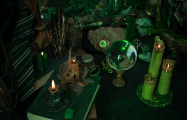 Esrarengiz sahneler, sunaktaki mumlar, kehanetler, kader ve kahin. 