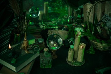 Esrarengiz sahneler, sunaktaki mumlar, kehanetler, kader ve kahin. 