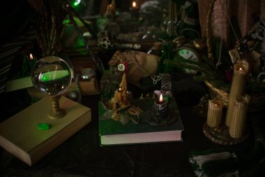 Esrarengiz sahneler, sunaktaki mumlar, kehanetler, kader ve kahin. 