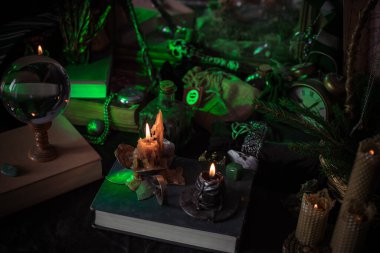 Esrarengiz sahneler, sunaktaki mumlar, kehanetler, kader ve kahin. 