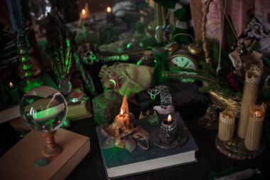 Esrarengiz sahneler, sunaktaki mumlar, kehanetler, kader ve kahin. 