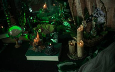 Esrarengiz sahneler, sunaktaki mumlar, kehanetler, kader ve kahin. 