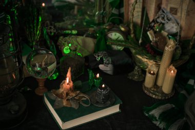 Esrarengiz sahneler, sunaktaki mumlar, kehanetler, kader ve kahin. 