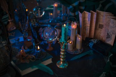 Esrarengiz sahneler, sunaktaki mumlar, kehanetler, kader ve kahin. 