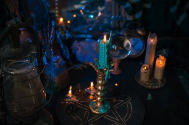 Esrarengiz sahneler, sunaktaki mumlar, kehanetler, kader ve kahin. 