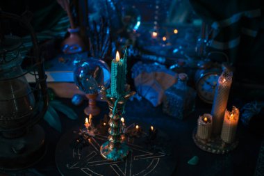 Esrarengiz sahneler, sunaktaki mumlar, kehanetler, kader ve kahin. 