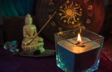 Mihrapta mumlar yanıyor, ezoterik çizimler, temiz negatif enerji, astroloji sahnesi.