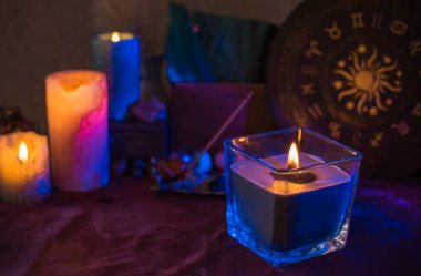 Mihrapta mumlar yanıyor, ezoterik çizimler, temiz negatif enerji, astroloji sahnesi.
