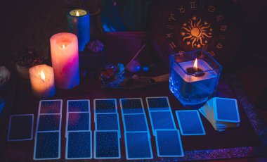 Mihrapta mumlar yanıyor, ezoterik çizimler, temiz negatif enerji, astroloji sahnesi.
