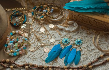 Boho bilezikler, yüzükler ve diğer aksesuarlar. Kadın Bohem Moda Detayları