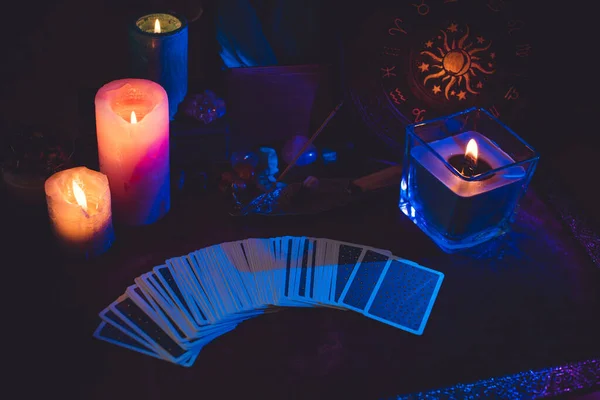 촛불은 위에서 타오르고 부정적 에너지 점성술 — 스톡 사진