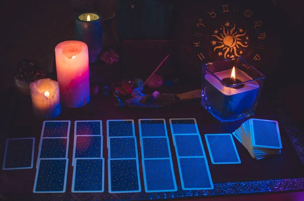 촛불은 위에서 타오르고 부정적 에너지 점성술 — 스톡 사진