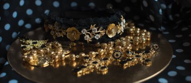 Çiçek ve seramik ile altın aksesuar, klasik İtalyan tarzı, küpe şeklinde haç ve çelenk.