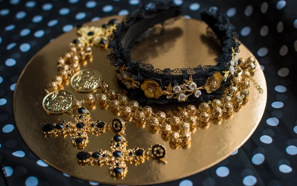Goldenes Accessoire Mit Blumen Und Keramik Italienischer Vintage Stil Ohrringkreuzform — Stockfoto