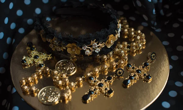 Acessório Dourado Com Flores Cerâmica Estilo Italiano Vintage Forma Cruz — Fotografia de Stock