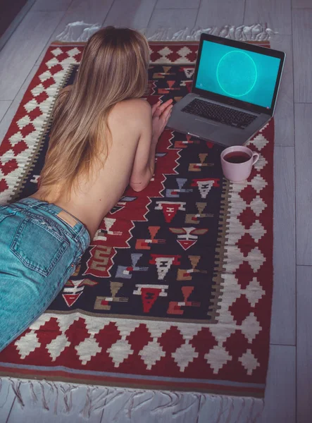 Mujer Casa Haciendo Algo Práctica Meditación Con Laptop Nueva Experiencia — Foto de Stock
