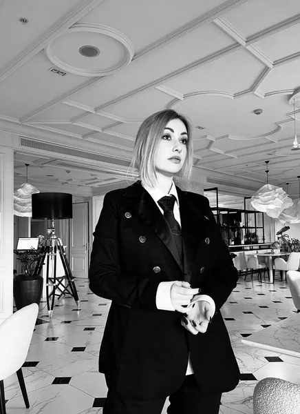 Eski para estetiği, takım elbiseli kadın, gömlek ve pantolon. Zarif klas bir tarz.
