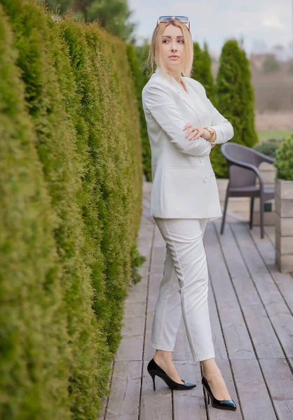 Geschäftsfrau Weißen Anzug Modischer Stil Arbeitskleidung Konzept Des Modernen Lades — Stockfoto