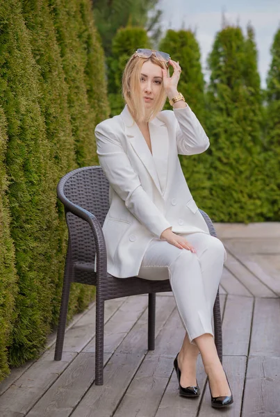Business Woman White Suit Fashionable Style Outfit Work Concept Modern — Stock Photo, Image
