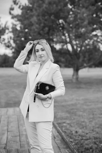 白いスーツ ファッショナブルなスタイル 仕事のための衣装でビジネス女性 現代のレードライフスタイルの概念 — ストック写真