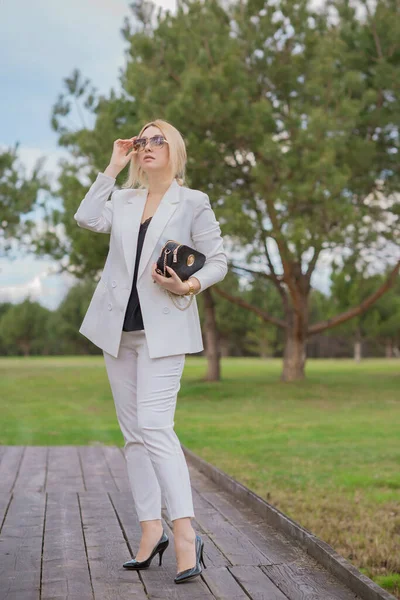 白いスーツ ファッショナブルなスタイル 仕事のための衣装でビジネス女性 現代のレードライフスタイルの概念 — ストック写真
