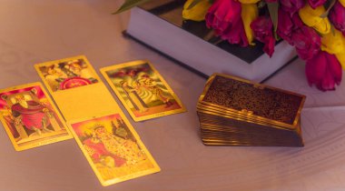 Kehanet kavramı, kehanet ve tarot kartları ve aşk büyüsü üzerine kehanetler. Avrupa, Ukrayna, Kiev - 6 Nisan: İllüstrasyon Editörü